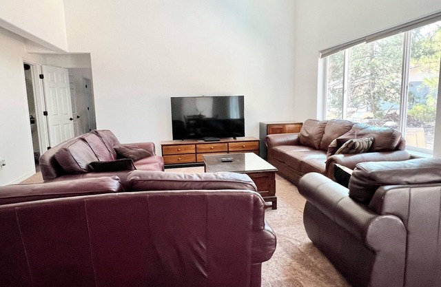nSpacious 7 bedroom, 4.5 bathroom, 5-7 minutes to downtown