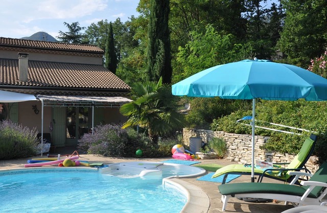 Nyons, charming villa in a green setting