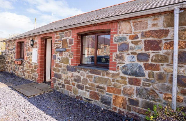 NYTH Y WENNOL, pet friendly, character holiday cottage in Abersoch