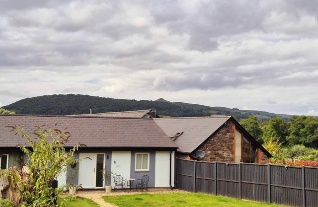 Oak Cottage - Perfect for Walking, Exploring and Relaxing. Pet Friendly