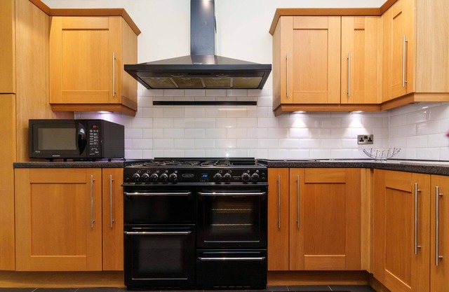 Oakwood House - 4 Bed Private Bathroom Sleeps 7
