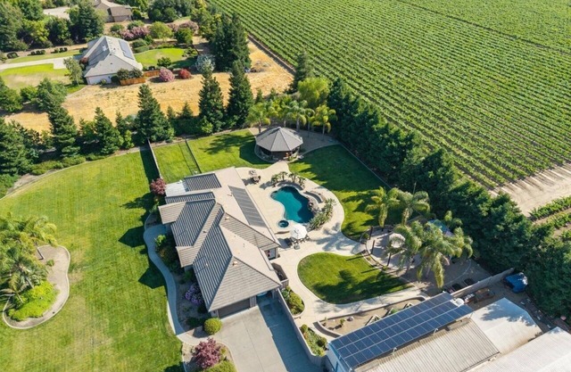 Oasis on the vine - Custom Luxury home with Resort Amenities, 1800sqft Game Room