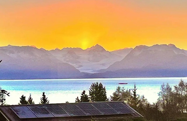 Ocean and Mountain views, 10 minutes to the Spit