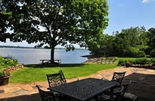 Ocean Breeze. Cozy walkout basement apartment on the ocean.