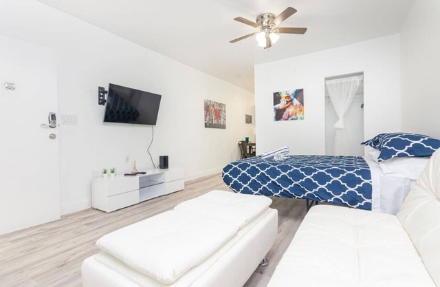 Ocean Drive Deco Apt w/2 Queen Beds, Steps 2 Beach