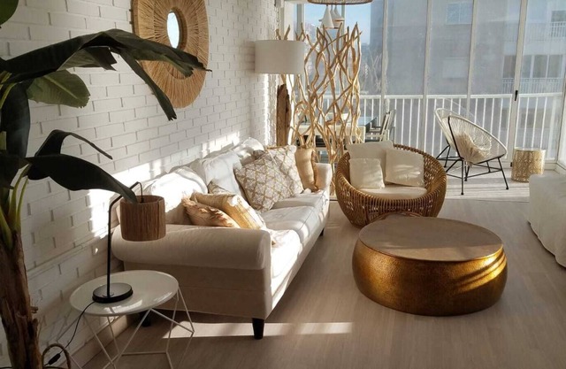 OCEAN FRONT APARTMENT with Spectacular Sunrise and Sunsets