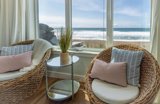 Ocean front, beach access, enjoy sweeping views while soaking in the hot tub!