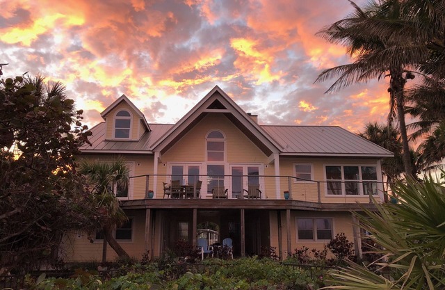 Ocean Front. Private Beach, 5 BR, 3 1/2 Bath, grill