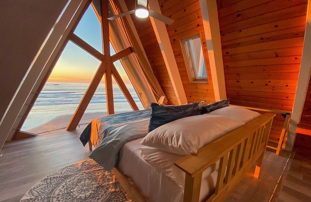 Ocean Front with Spectacular Ocean Views! A Frame Sleeps 6 in Seal Rock!