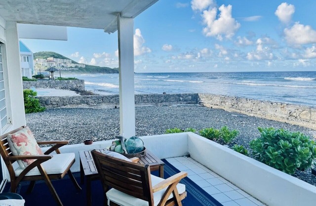 Ocean Oasis! Cozy , Beachfront , Getaway!