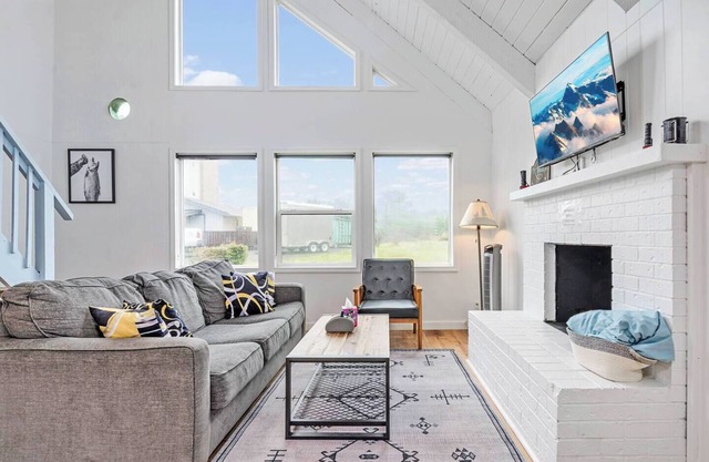 Ocean Shores cozy chalet located within steps from the beach