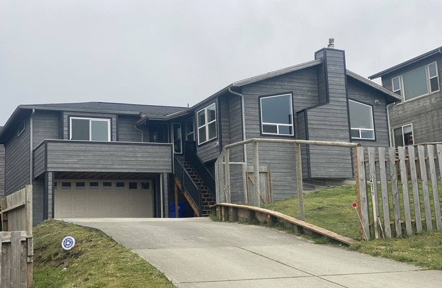 Ocean view, 100 yards to beach, pet friendly, secure fenced yard.