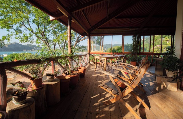 Ocean View 2 Bedroom, 2 Bath House: 50m2 Deck, hammocks; 300m to Center San Juan