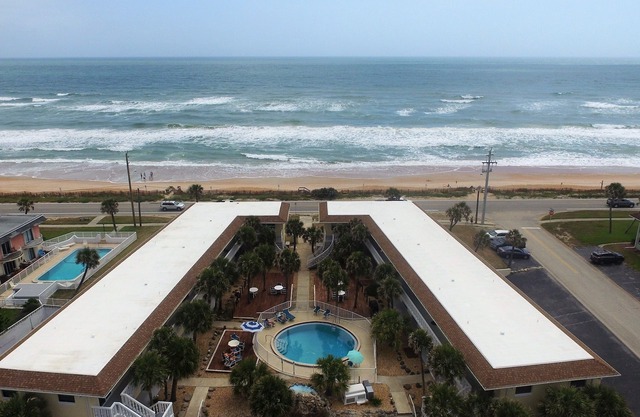 OCEAN VIEW CONDO w/Pool, Cable, Wifi, BEACH ACCESS. Ormond-by-the-Sea
