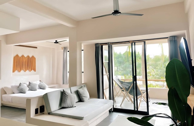 Ocean View Loft | King Bed | Daily Cleaning | WiFi