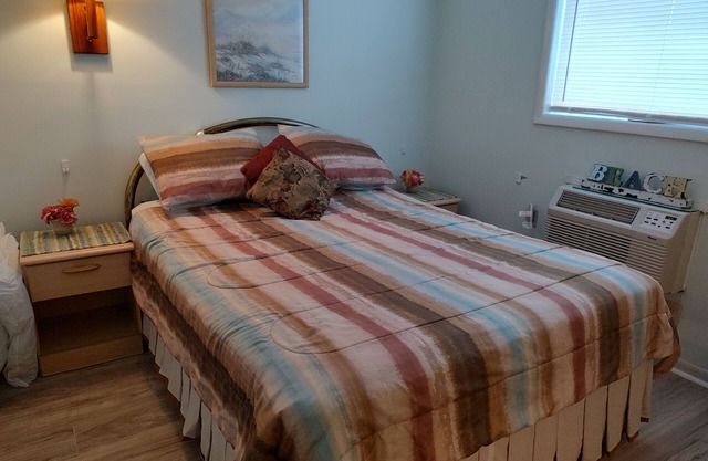 Ocean view, private balcony,pool,decked beach access 100 ft ,tiki bar across St