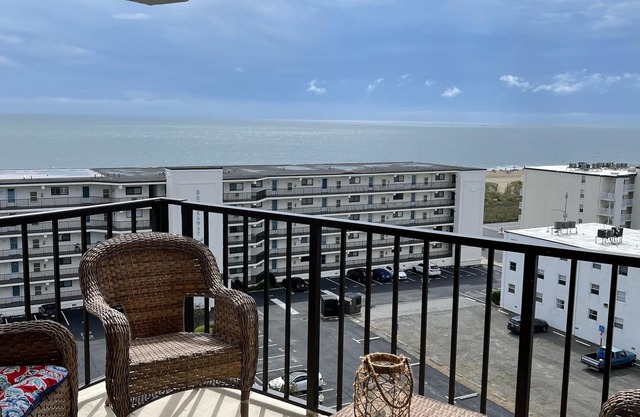 Ocean View Top Floor, Pool Elevator, steps to the beach Full kitchen, sleeps 4.