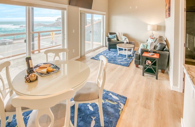Ocean View & Whale Watching! Dog Friendly in Depoe Bay!