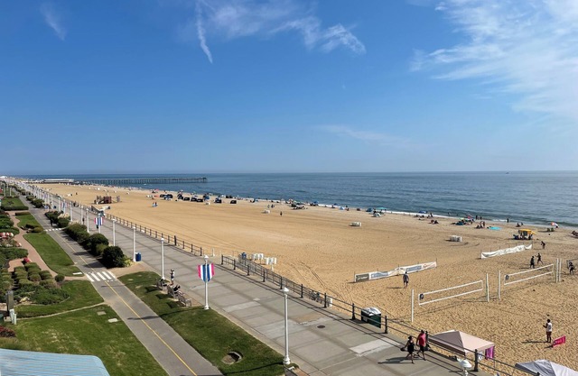 Oceanfront 1-bedroom condo in Virginia Beach with Kitchen, Balcony, Pool, WiFi