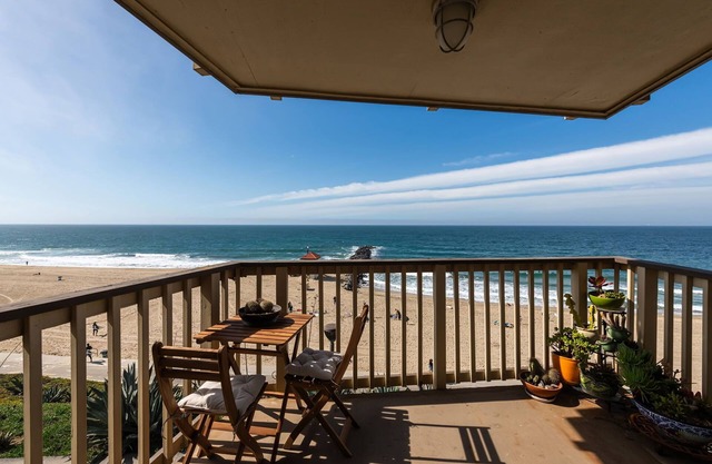 Oceanfront 1-bedroom condo with Spectacular Views from Every Room