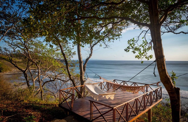 Oceanfront 5bdrm, sleeps 10, AC, pool, fibre optic, Playa Maderas surf break
