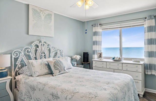 OCEANFRONT BALCONY CONDO W/POOL & HIGH-SPEED WI-FI - PERFECT FOR COUPLES