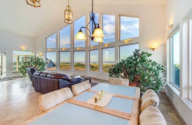 'Oceanfront Castle' w/Hot Tub & Game Room