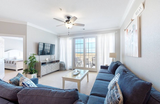 Oceanfront condo w/incredible beach views, shared outdoor pool, gym, & A/C