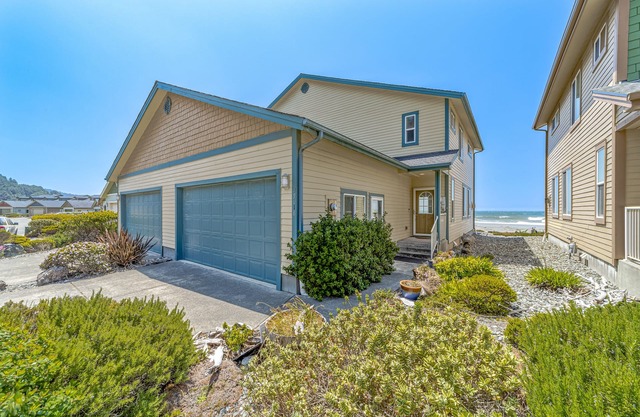 Oceanfront condo with spectacular ocean view - walk to beach