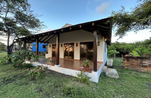 Oceanfront Escape: 2BR Bungalow on Nicaragua’s Treasure Beach