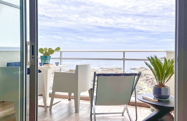 Oceanfront studio with swimming pool in La Chaume