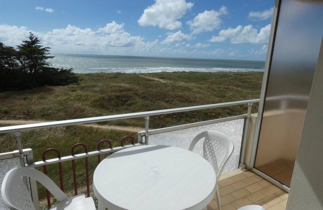 Oceanfront Apartment in Notre-Dame-de-Monts with Balcony, Parking, and Pet-Friendly
