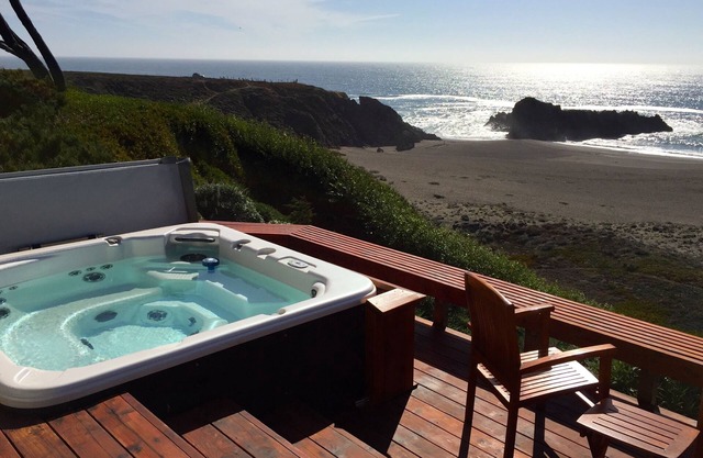 Oceanfront - Hot Tub - Newly Remodeled Cottage