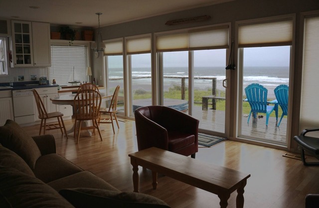 Oceanfront in Roads End - Spectacular Views! 4 Bedroom - With Hot Tub