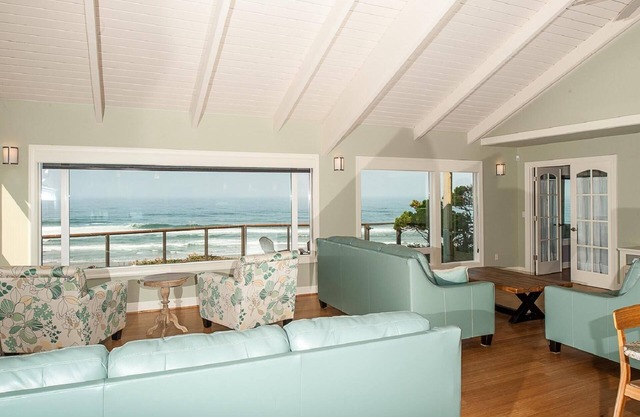 OCEANFRONT Luxury Roads End 4000sft home w/Hot tub! Dog friendly, amazing views!