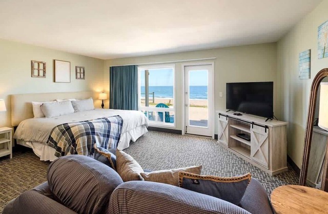 Oceanfront Studio, King Bed, Full Kitchen-Downtown