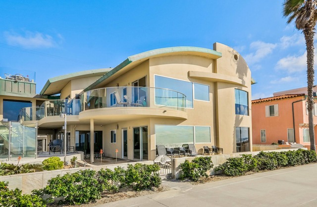 Oceanfront Surfrider windows to waves directly on the boardwalk with Hot Tub!