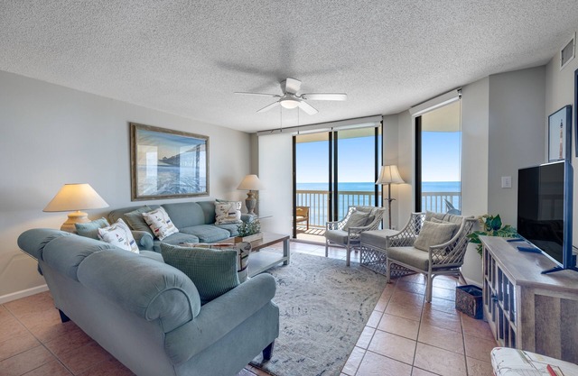Oceanfront, third-floor villa with great views, balcony & 2 shared pools