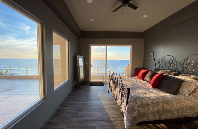 Oceanfront villa in Rosarito Beach- 2 pools and jacuzzi