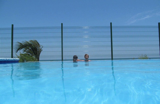Oceanfront with Pool Getaway, 3.5km S. of Canoa.