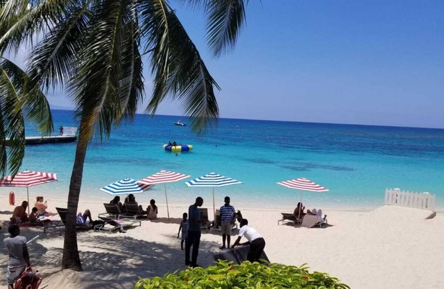 Oceanview 1 bedroom Condo with A/C, Cable & WiFi