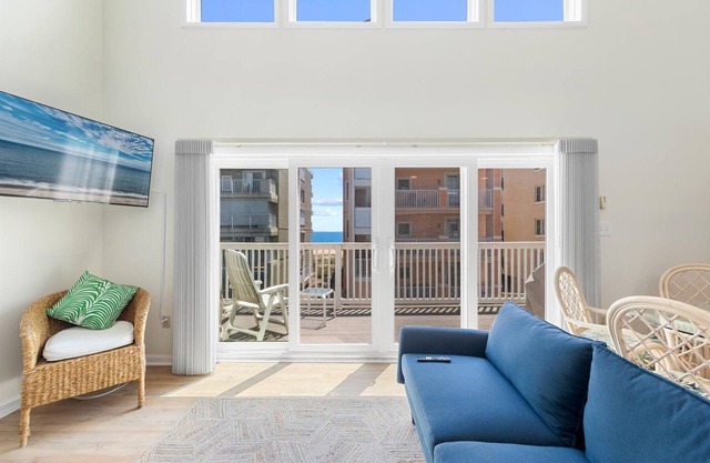 Oceanview 1 BR Condo w/Loft in Quiet North OC - Walk to Ocean/Food/Fun