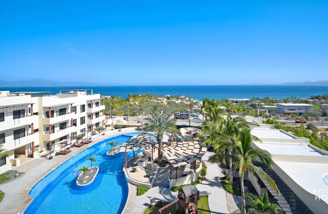 Oceanview Penthouse w/Pool, BBQ, Gym & Playground!