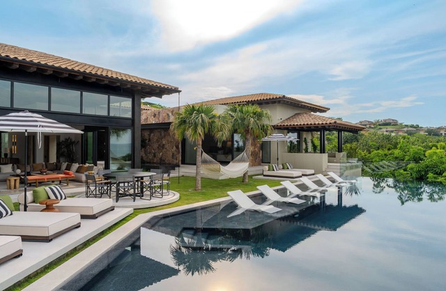 Oceanview Villa | 25 Guests | Gym & Jacuzzi | Expansive Pool w/Bar | Gourmet Cuisine