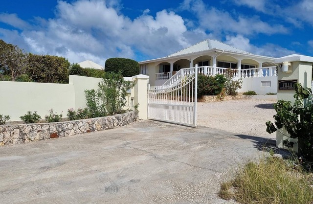 Oceanview villa with private pool, 5 mins to beach