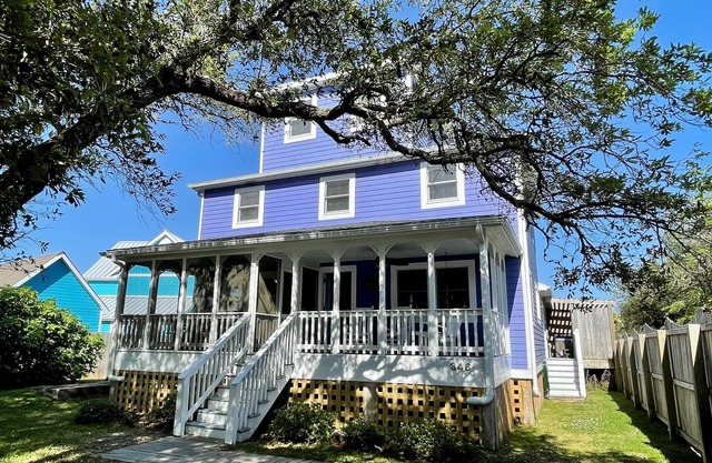 Off the Deep End: Indoor heated pool, hot tub, short walk to harbor.