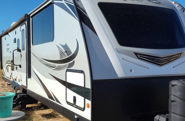 "Off-the-grid" Jayco 32KBS White Hawk camper trailer