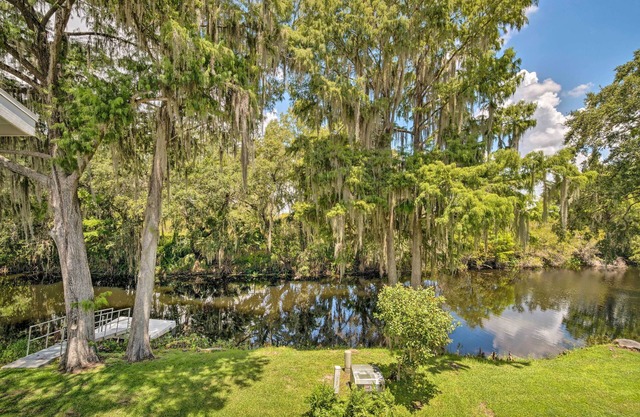 Old Florida Setting w/Kayaks & Fishing Poles