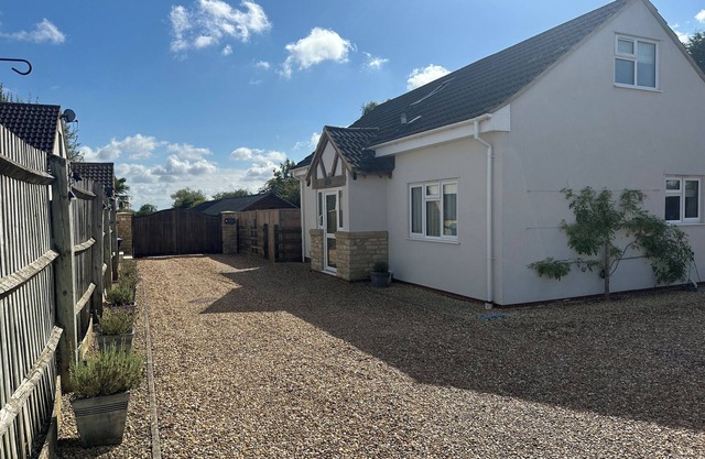 OLD GROOM'S COTTAGE, family friendly in Minster Lovell