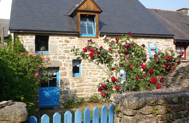 Old house with blue shutters in the heart of the Ile aux Moines